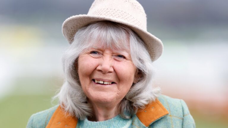 Jilly Cooper fikk en dÃ¸delig hodeskade etter et fall hjemme, fortalte undersÃ¸kelsen