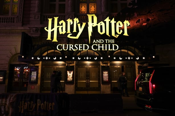 NEW YORK, NEW YORK â€“ 11. NOVEMBER: En utvendig utsikt over Lyric Theatre mens Tom Felton debuterer pÃ¥ Broadway som Draco Malfoy i 