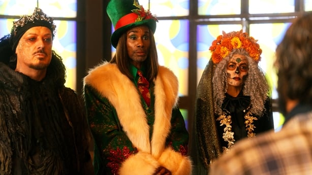 Billy Porter, Boy George og Eva Longoria i Christmas Karma