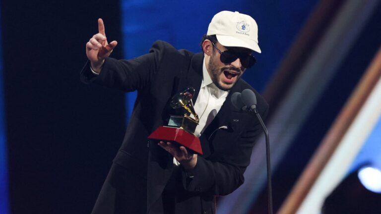 Bad Bunny vinner fem latinske Grammyer i Las Vegas
