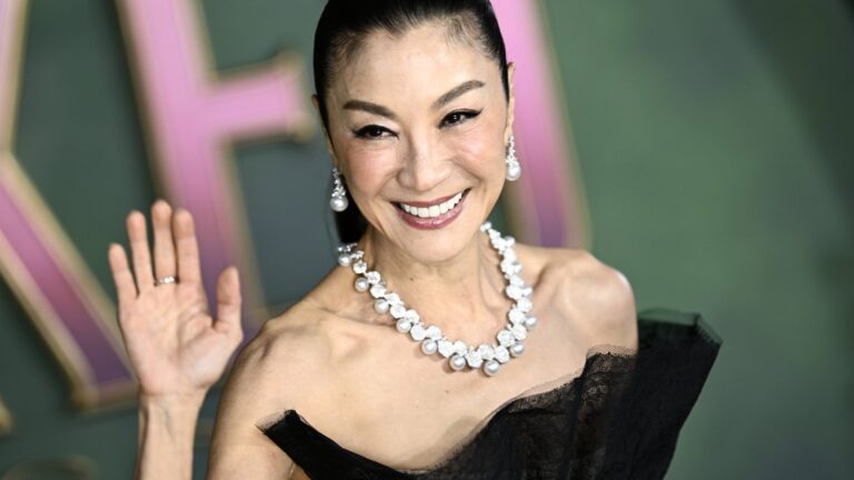 Michelle Yeoh mottar Ã¦resprisen pÃ¥ Berlin International Film Festival