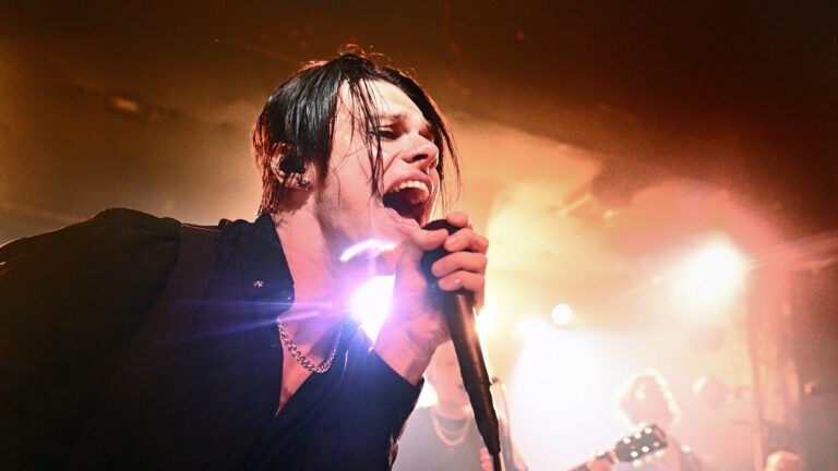 Yungblud Ã¥ bryte fra Ã¥ turnere til slutten av Ã¥ret etter rÃ¥d fra lege
