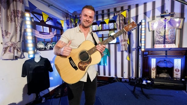 Sean Magee er den musikalske gjesten pÃ¥ The 2 Johnnies