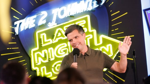 Komiker Chris Kent pÃ¥ The 2 Johnnies Late Night Lock In
