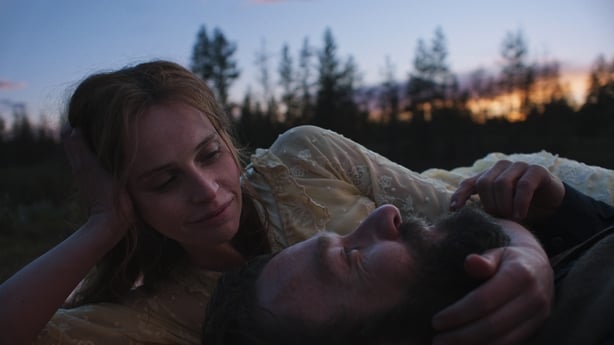 Gladys Oakley (Felicity Jones) og Robert Grainier (Joel Edgerton) deler et Ã¸yeblikk i Train Dreams