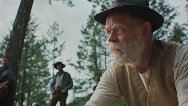William H. Macy som Arn Peeples i Train Dreams