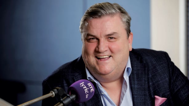 Simon Delaney i radiostudioet