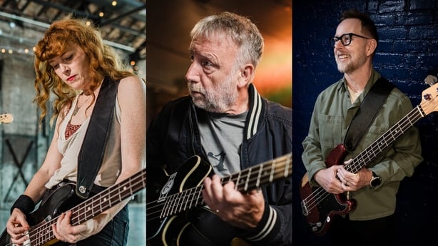 LR: Melissa Auf der Maur, Peter Hook og Nate Mendel i et stillbilde for dokumentarserien Greatest Bassline