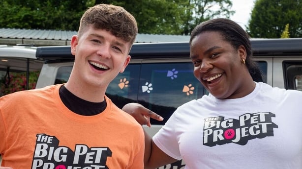 The Big Pet Project-presentatorene Adam Beales og Demi Isaac Oviawe 