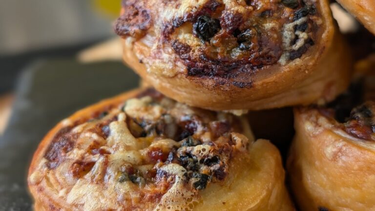 Alex Petit's bacon, cheddar og kremost puffhjul med stekt hvitlÃ¸ksaioli