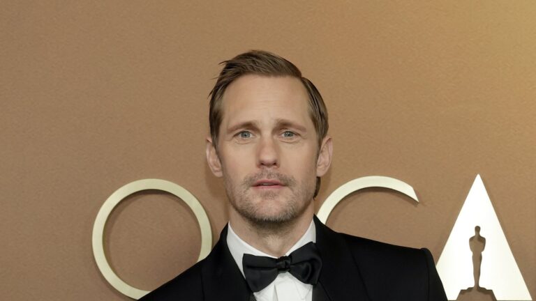 Alexander Skarsgard sier at den nye filmen Pillion ikke er en konvensjonell kjÃ¦rlighetshistorie for homofile