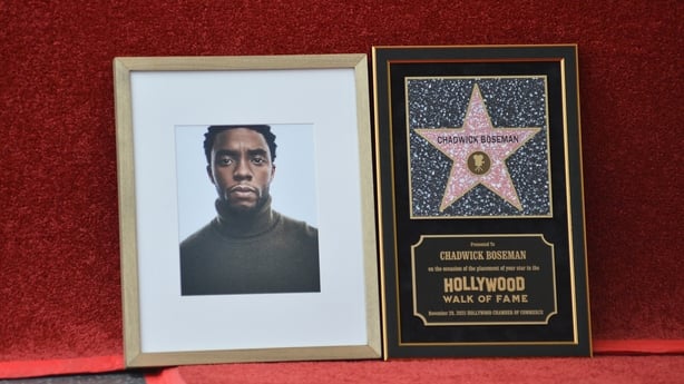 Et portrett av den avdøde amerikanske skuespilleren Chadwick Boseman blir sett under hans posthume Hollywood Walk of Fame Star-seremoni i Los Angeles