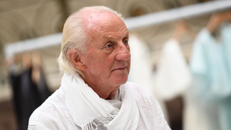 Den irske motedesigneren Paul Costelloe dÃ¸r 80 Ã¥r gammel