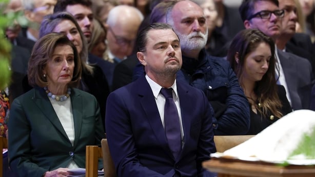 SÃ¸rgende, inkludert (LR) USAs representant Nancy Pelosi (D-CA), skuespiller og miljÃ¸verner Leonardo DiCaprio, kokk JosÃ© AndrÃ©s og senator Chris Coons (D-DE) deltar i begravelsesgudstjenesten for naturverneren Dr Jane Goodall ved Washington National Cathedral 12. november 2025 