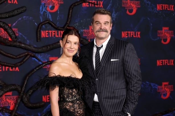 HOLLYWOOD, CALIFORNIA â€“ 6. NOVEMBER: (LR) Millie Bobby Brown og David Harbor deltar pÃ¥ premieren pÃ¥ Netflix i Los Angeles "Stranger Things" Sesong 5 pÃ¥ TCL Chinese 6 Theatres 6. november 2025 i Hollywood, California. (Foto av Kevin Winter/Getty Images)