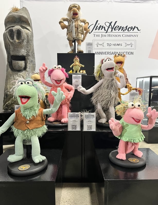 Dukker utstilt under en forhÃ¥ndsvisning av Jim Henson Company 70 Ã¥rs jubileumsauksjon pÃ¥ Julien's Auctions lager i Gardena, California 