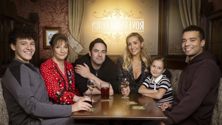 Pauline McLynn ser sin egen mor i Corrie-karakteren Maggie: Â«Hun ville elske det. Hun ville blitt begeistret'
    


