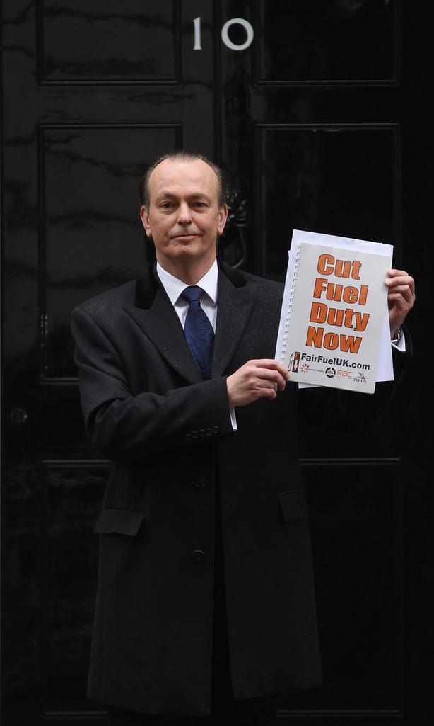 Talsmann for FairFuelUK Quentin Willson poserer for pressen fÃ¸r han leverte inn en begjÃ¦ring pÃ¥ 10 Downing Street 7. mars 2012 i London