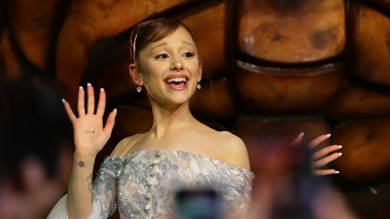 Se: Intruder tar tak i Ariana Grande pÃ¥ Wicked: For Good-premieren