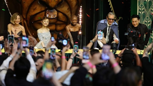 SINGAPORE, SINGAPORE - 13. NOVEMBER: Michelle Yeoh, Ariana Grande, Cynthia Erivo, Jeff Goldblum og Jon M. Chu under hÃ¥ndavtrykksseremonien pÃ¥ 