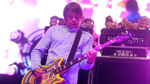 Gary 'Mani' Mounfield opptrer pÃ¥ scenen under dag Ã©n av 2013 Coachella Valley Music & Arts Festival pÃ¥ Empire Polo Club 12. april 2013 i Indio, California