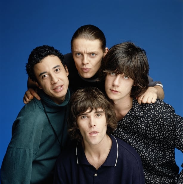 The Stone Roses poserer i et London-studio i juli 1990 (LR) Reni, Mani (Ã¸verst), Ian Brown (nederst) og John Squire