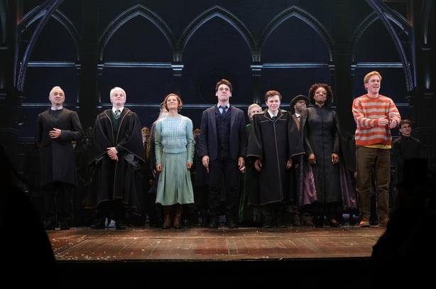 NEW YORK, NEW YORK â€“ 11. NOVEMBER: (LR) Tom Felton, Aidan Close, Trish Lindstrom, John Skelley, Emmet Smith, Rachel Christopher og Daniel Fredrick tar gardinsamtalen deres under 
