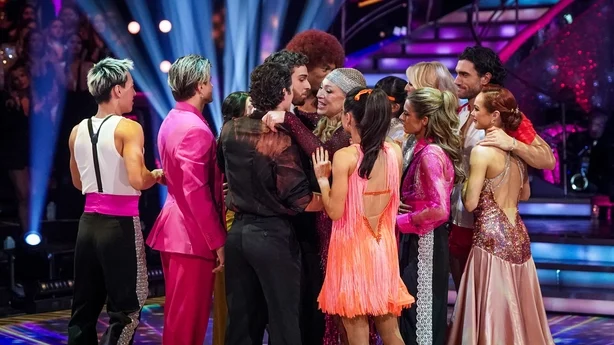 Strictly-deltakerne klemmer Alex Kingston og Johannes Radebe 