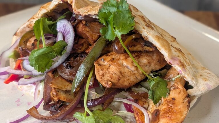 Trishas Cajun kylling pitta med mynteyoghurt og strimlet grÃ¸nnsaker
    

