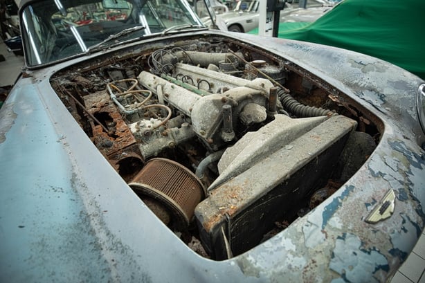 Udatert utdelingsfoto utstedt av Aston Martin av motoren fÃ¸r restaurering av en Aston Martin DB5 Vantage sportsbil eid av John Williams. Bilen i James Bond-stil ble kjÃ¸pt av Mr Williams for ï¿½900 i 1973 og har blitt verdsatt til ï¿½1 million etter en stÃ¸rre restaurering av Aston Martin Works 50