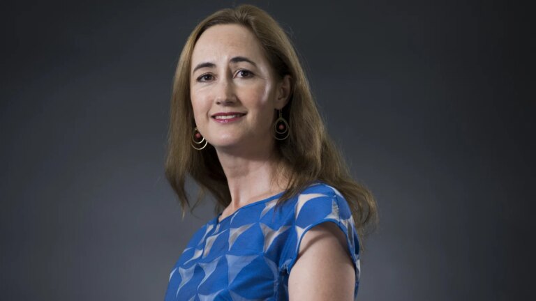 Sophie Kinsella, forfatter, dÃ¸r 55 Ã¥r gammel
    

