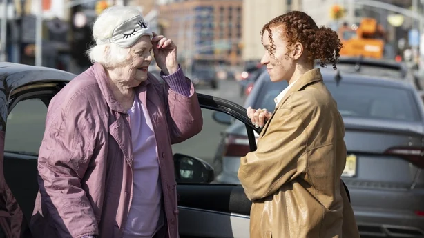 Nina (Erin Kellyman, til hÃ¸yre) overrasker Eleanor (June Squibb) med en dag ute i Eleanor den store