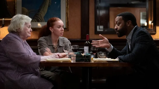 Eleanor (June Squibb), Nina (Erin Kellyman) og Roger (Chiwetel Ejiofor) spiser middag i Eleanor den store