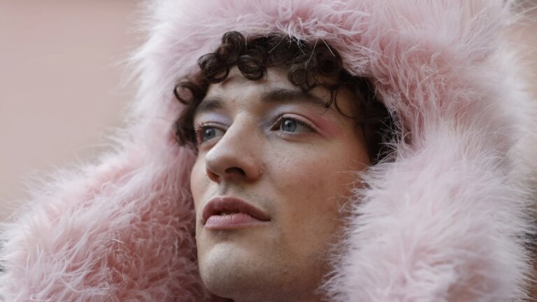 2024 Eurovision-vinner Nemo returnerer trofeet over Israels deltakelse
    

