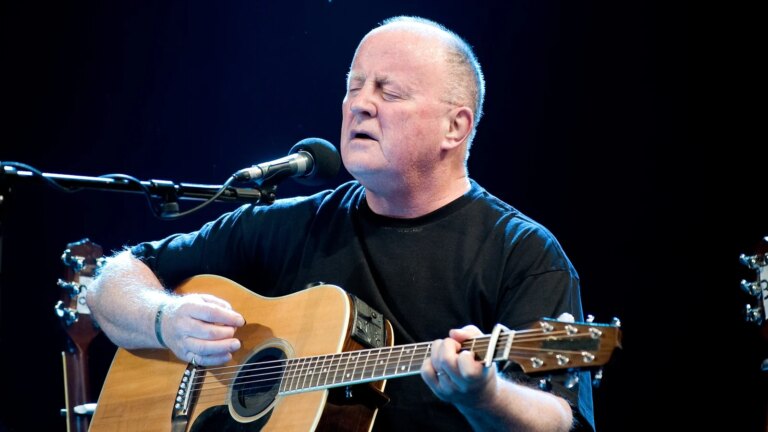 Christy Moore la til i All Together Now-serien
    

