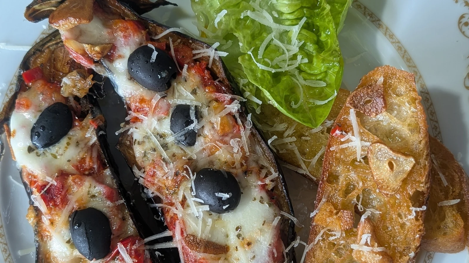 Derry Clarkes bakt aubergine med tomat og mozzarella, stekt hvitløksbrød med parmesan