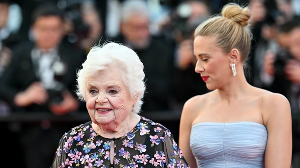 Scarlett Johansson og June Squibb ankommer for visningen av Eleanor den store pÃ¥ den 78. utgaven av filmfestivalen i Cannes 20. mai 2025