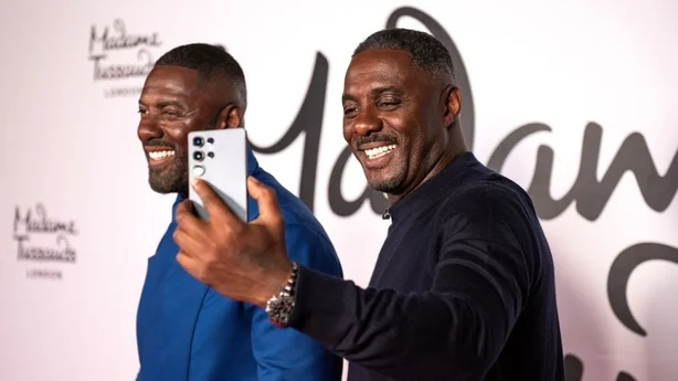 Idris Elba poserer for en selfie med sin voks pÃ¥ Madame Tussauds