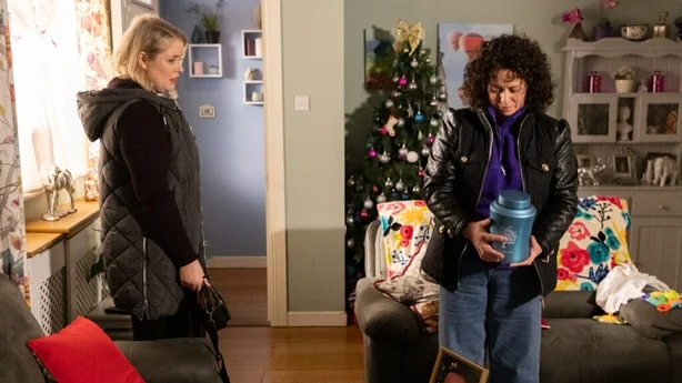 Hayley og Sharon stålsetter seg før de sprer Antos aske