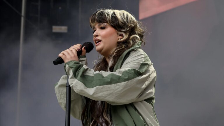 Lola Young sier at hun "gradvis" vil gÃ¥ tilbake til Ã¥ opptre pÃ¥ det nye Ã¥ret
    

