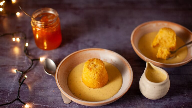 Jul med Mark Moriarty: dampet marmeladepudding med hjemmelaget vaniljesaus
    

