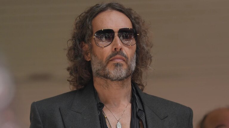 Komikeren Russell Brand siktet for ytterligere to seksuallovbrudd
    

