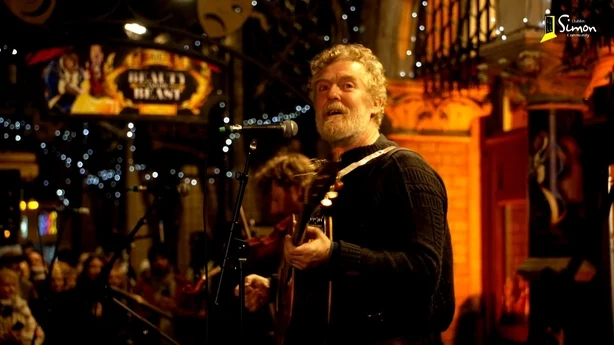 Glen Hansard spiller gitar pÃ¥ scenen utenfor Gaiety Theatre i Dublin