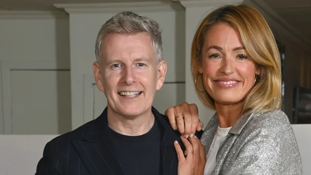 TV-programlederne Patrick Kielty og Cat Deeley legger ut et bilde