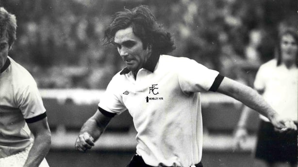 Svart-hvitt bilde av George Best som spiller fotball