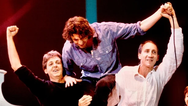 Paul McCartney og Pete Townsend bÃ¦rer Bob Geldof pÃ¥ skuldrene pÃ¥ Live Aid i 1985