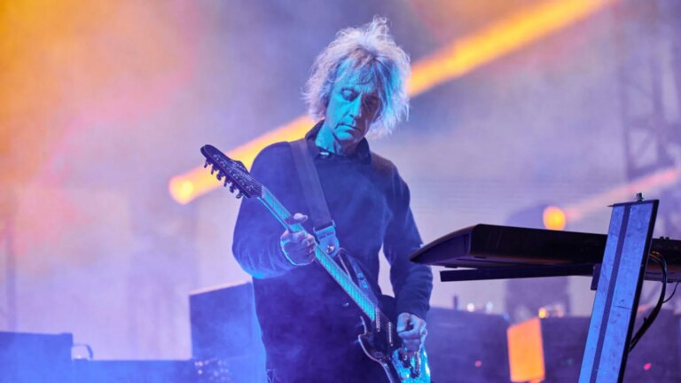 Cure-gitaristen og keyboardspilleren Perry Bamonte dÃ¸r 65 Ã¥r gammel
    

