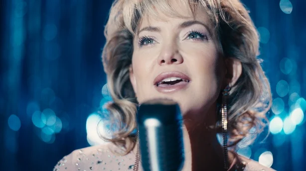 Kate Hudson som Claire Stengl i Song Sung Blue
