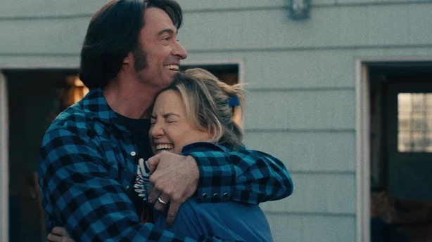 Et stillbilde av Hugh Jackma og og Kate Hudson klemmer i filmen Song Sung Blue