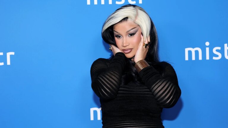 Cardi B ber 'slemme' fans Ã¥ 'roe seg ned' mens de kritiserer forholdet hennes
    

